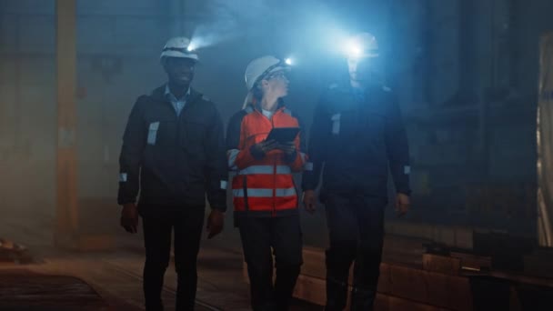 Ingegnere industriale e lavoratori con torce elettriche a piedi in fabbrica di acciaio — Video Stock