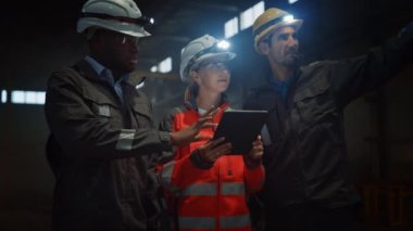 Çelik Fabrikasında el fenerleri olan Endüstriyel Mühendis ve İşçiler