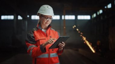 Tablet Bilgisayarlı Çelik Fabrikası Kadın Endüstriyel Mühendis
