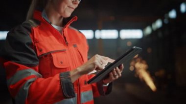 Çelik Fabrikasını kapatın Tabletle Endüstriyel Mühendis