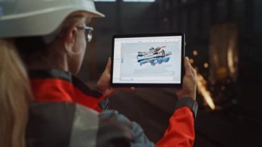 Tablet Bilgisayar kullanan Çelik Fabrikası Endüstri Mühendisi