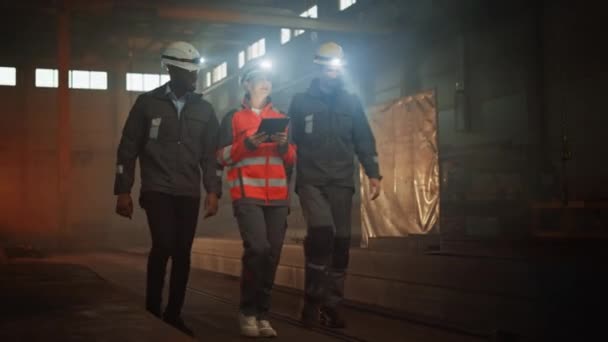 Ingegnere industriale e lavoratori con torce elettriche a piedi in fabbrica di acciaio — Video Stock
