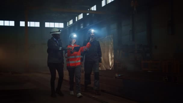 Industrial Engineer and Workers with Flashlights Walk in Steel Factory — Stock Video