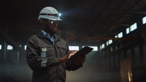 Inżynier przemysłowy Steel Factory z tabletem — Wideo stockowe