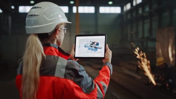 Staal Fabriek industrieel ingenieur met behulp van Tablet Computer — Stockvideo
