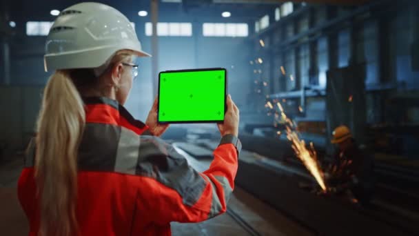 녹색 화면으로 태블릿을 사용하는 철강 공장 기술자 — 비디오