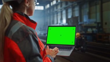 Çelik Fabrikası Endüstri Mühendisi Yeşil Ekran Laptop kullanıyor