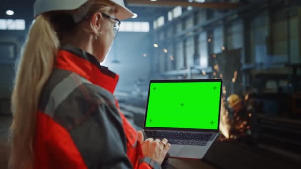 Inżynier przemysłowy Steel Factory przy użyciu laptopa z zielonym ekranem — Wideo stockowe