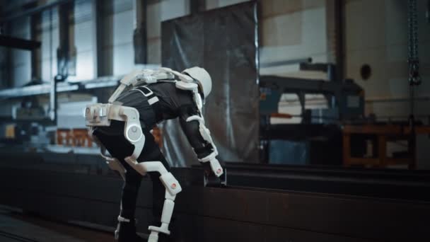 Industrial Factory Worker Wearing Exoskeleton Struktur Heavy Steel — Stok Video