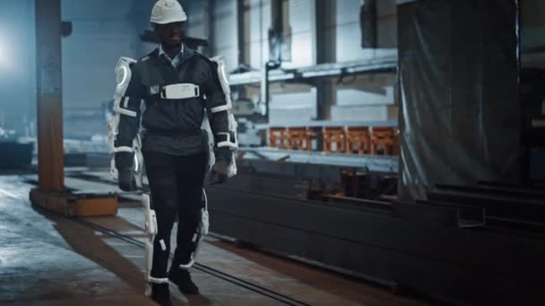 Travailleur industriel d'usine marchant tout en portant l'exosquelette — Video