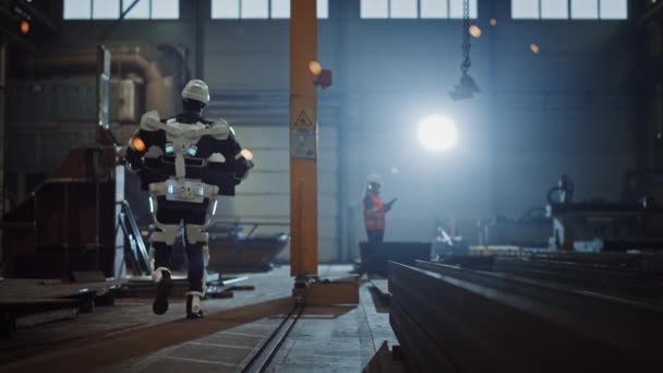 Βιομηχανικό Εργοστάσιο Εργαζόμενος Φορώντας Εξωσκελετικούς Ανελκυστήρες Βαρύ Χάλυβα Δομή — Αρχείο Βίντεο