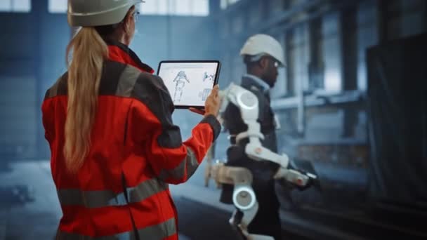 エクソスケルトンを装着した労働者の機能を監視するエンジニア — ストック動画