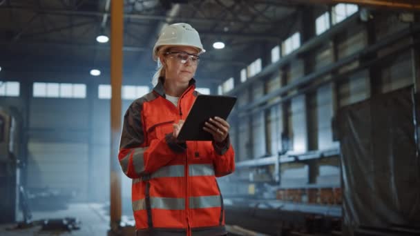 Ingeniero industrial femenino de la fábrica de acero con la computadora de la tableta — Vídeos de Stock