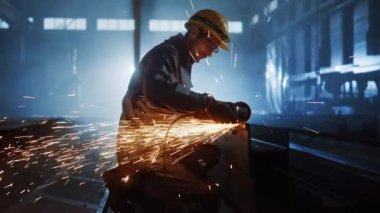 İşçi Sanayi Çelik Fabrikası 'nda Öğütücüyle Çalışıyor