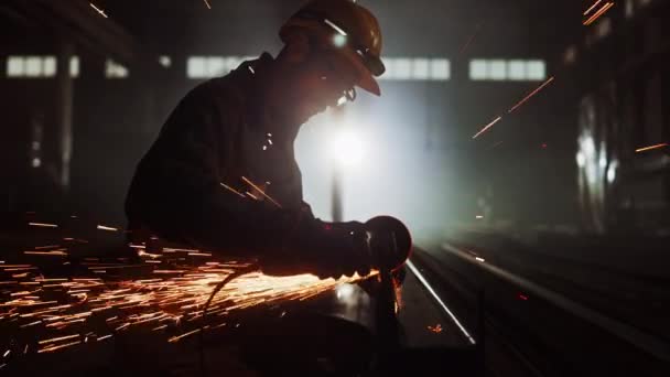 Bekerja dengan Angle Grinder di Pabrik Baja Industri — Stok Video