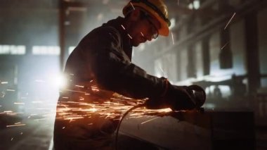 İşçi Sanayi Çelik Fabrikası 'nda Öğütücüyle Çalışıyor