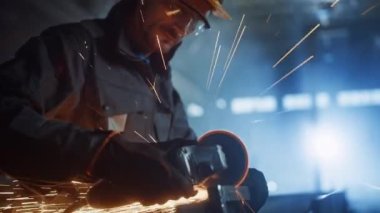 İşçi Sanayi Çelik Fabrikası 'nda Öğütücüyle Çalışıyor