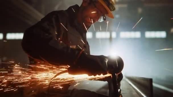Trabalhador trabalha com moedor de ângulo na fábrica de aço industrial — Vídeo de Stock