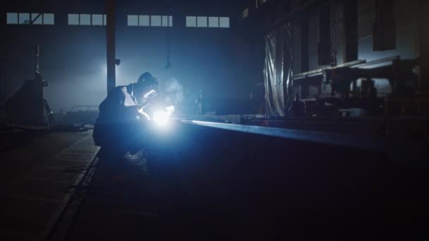 Werknemer werkt met lasmachine in industriële staalfabriek — Stockvideo