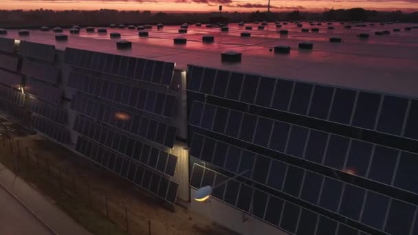 Повітряні кадри заводу з сонячними батареями. — стокове відео