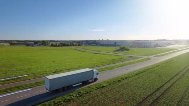 VFX Aerial Shot Gedigitaliseerde Autonome Semi Truck Verhuizen op de weg — Stockvideo