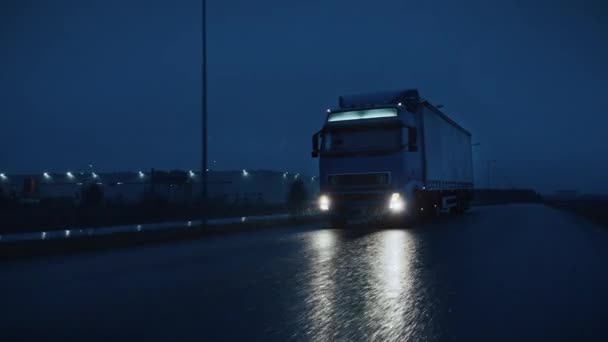 VFX Digitaliserad autonom semi lastbil som rör sig på Night Road — Stockvideo