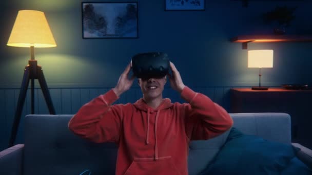 VFX Gamer hemma Strats spelar Virtual Reality Game — Stockvideo