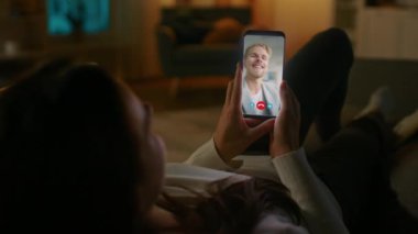 Erkek Arkadaşla Kız Arkadaş Konuşması Cep Telefonu Video Konferansı Çağrısı