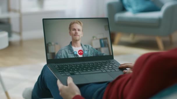 Videoconferenza con un amico sul computer portatile — Video Stock