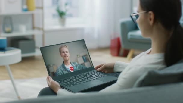 Novia Chats con Novio Usando Llamada de Videoconferencia Portátil — Vídeo de stock