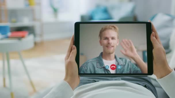 Flickvän Chattar med pojkvän Använda DIgital Tablet Video Conference Call — Stockvideo