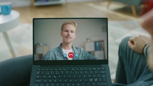 Ζευγάρι κάνει βιντεοκλήση διάσκεψης με φίλο στο φορητό υπολογιστή — Αρχείο Βίντεο