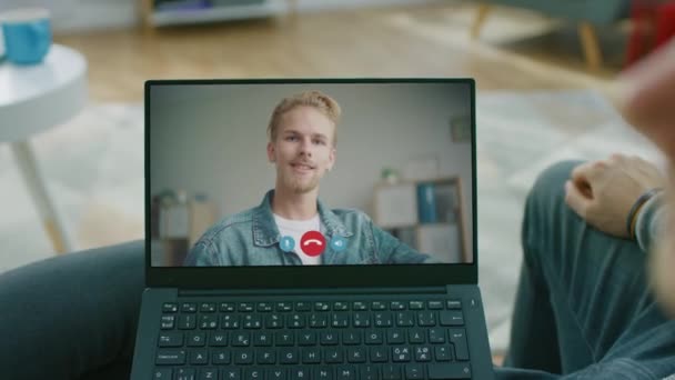 Coppia fa videoconferenza chiamata con l'amico sul computer portatile — Video Stock