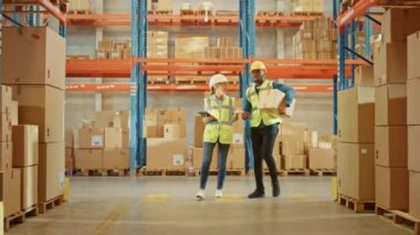 Çalışan İnsanlarla Büyük Dolu Depo