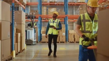 Büyük Depo İşçileri Çalışıyor