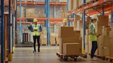 Büyük Depo İşçileri Çalışıyor