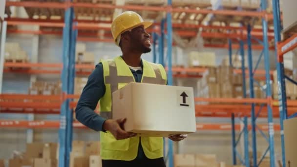 Hombre guapo de almacén grande caminando con caja — Vídeos de Stock