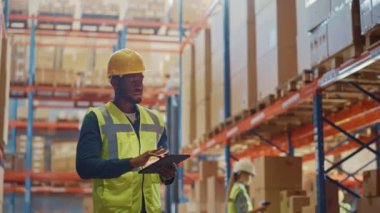 Büyük Depo İşçisi Dijital Tablet kullanıyor