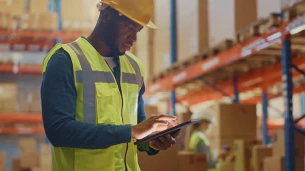 Big Warehouse Worker utilizza Digital Tablet — Video Stock