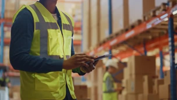 Big Warehouse Worker usa Tablet Digital — Vídeo de Stock