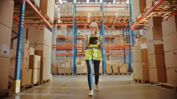 Big Warehouse Female Worker utilizza la tavoletta digitale — Video Stock