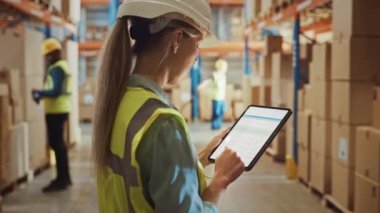 Büyük Depo Kadın İşçisi Dijital Tablet kullanıyor