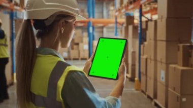 Büyük Depo Kadın İşçisi Dijital Tablet Yeşil Ekran kullanıyor