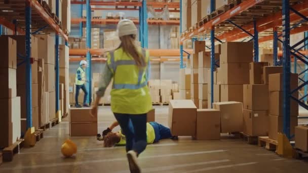 Warehouse Worker Falling Hard Has Trauma — Stock Video