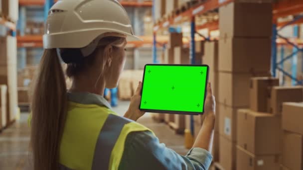 Büyük Depo Kadın İşçisi Dijital Tablet Yeşil Ekran kullanıyor — Stok video