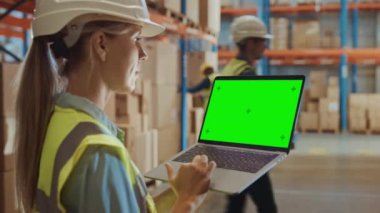 Büyük Depo Kadını Laptop Yeşil Ekran Tutuyor