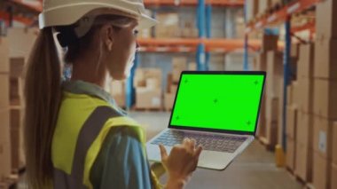 Büyük Depo Kadını Laptop Yeşil Ekran Tutuyor