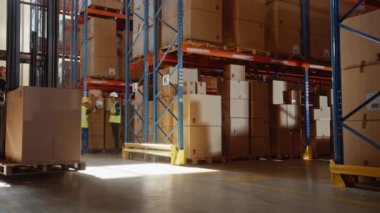 Depo Forklift Sürücüleri çalışıyor