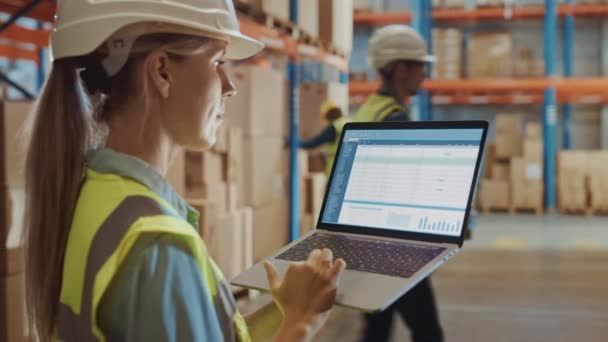 Big Warehouse Woman Holds Laptop używa arkusza kalkulacyjnego — Wideo stockowe