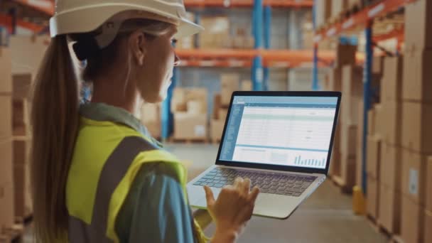 Big Warehouse Woman Holds Laptop folosește Spreadsheet — Videoclip de stoc